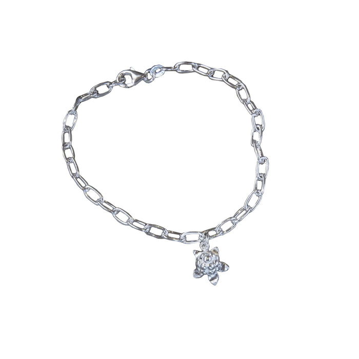 Armband med hjortronsberlock, av Jokkmokks Tenn. Finns i vår butik Arctic Collection i Gammelstad