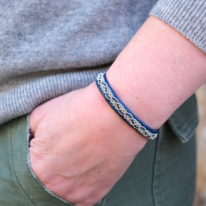 Handgjort armband Aurora i läder och tenntråd, inspirerat av norrskenet och Lapplands natur.