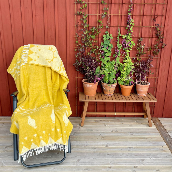 Vacker gul filt med ripor och renhorn
