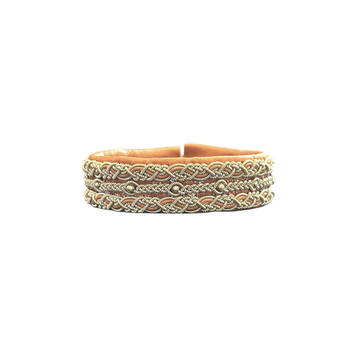 Handgjort armband Vájma i läder och tenntråd, inspirerat av samisk tradition och naturen i Lappland.