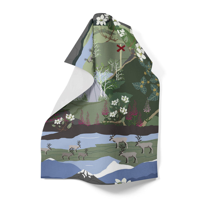 Det vackra tyget "Fjällvandring med Renar, Fjäll och Porlande Bäckar" fångar den magiska stämningen och naturens skönhet i en fjällvandring med en konstnärlig touch.