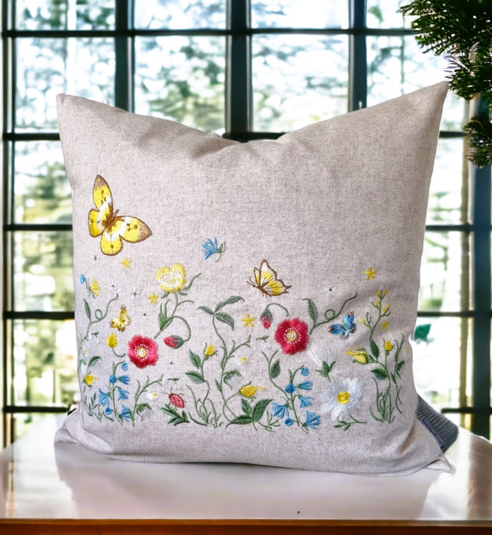 Ullkudde med vildblommor