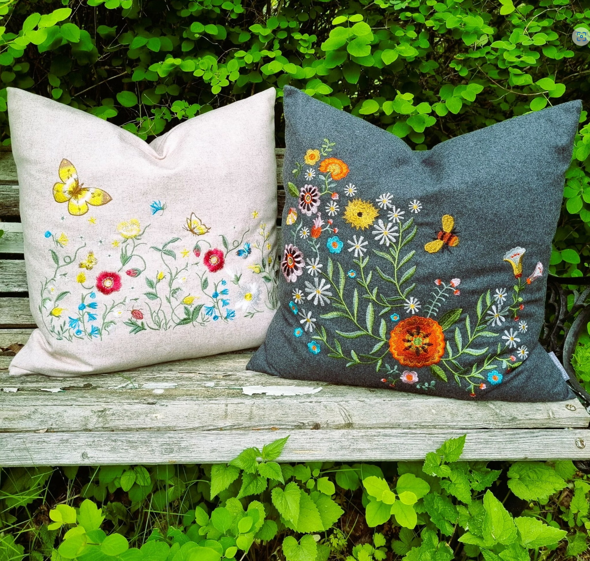 Ullkudde med vildblommor och fjärilar