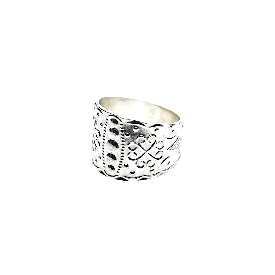 Bred Norrbottensring i silver, finns i butik och webshop