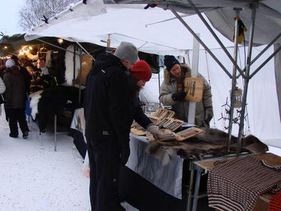 Arctic Collection säljer tennarmband och annat fint hantverk på Jokkmokks marknad