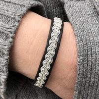 Handgjort tennarmband ARTISK HIMMEL i tenntråd och silver med silverpärlor, sytt på renskinn med knäppning i renhorn.