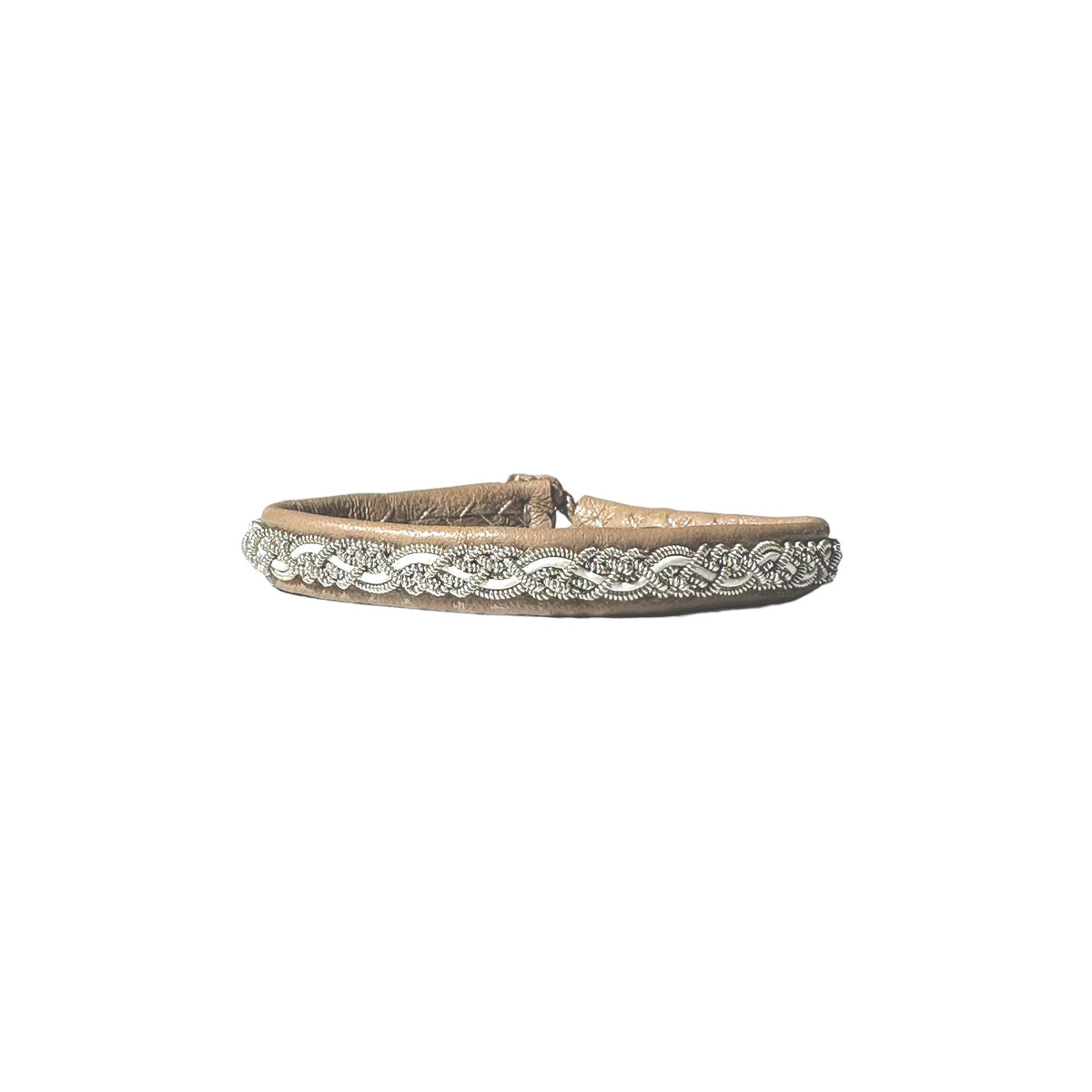 Handgjort armband Aurora i läder och tenntråd, inspirerat av norrskenet och Lapplands natur.