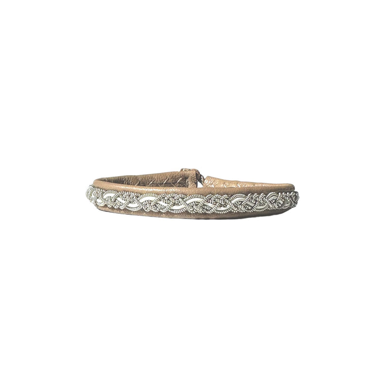 Handgjort armband Aurora i läder och tenntråd, inspirerat av norrskenet och Lapplands natur.