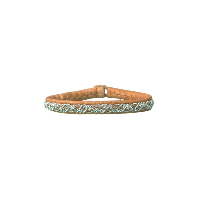 Handgjort armband Aurora i läder och tenntråd, inspirerat av norrskenet och Lapplands natur.