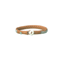 Handgjort armband Aurora i läder och tenntråd, inspirerat av norrskenet och Lapplands natur.