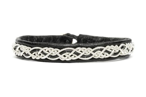 Handgjort tennarmband Aurora i läder och tenntråd, inspirerat av norrskenet och Lapplands natur.