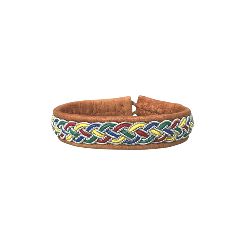 Handgjort armband i renskinn med färgstark tenntrådsfläta och renhornsknapp, inspirerat av den nordiska naturens färger och kulturarv.