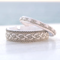 Handgjort smalt armband i renskinn med tenntrådsfläta och renhornsknapp, inspirerat av naturens lugn och nordisk enkelhet.
