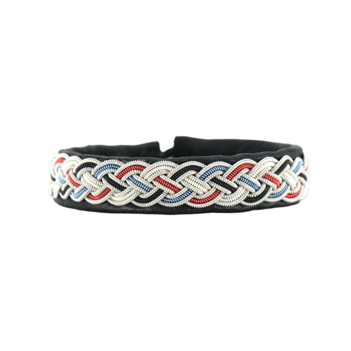 Handgjort armband i svart renskinn med färgstark tenntrådsfläta och renhornsknapp, inspirerat av Gammelstad Kyrkstad och dess historiska miljö.

