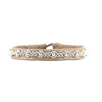Elegant handgjort armband i renskinn med tenntråd och silverpärlor, som fångar känslan av midnattssolens skimrande ljus.