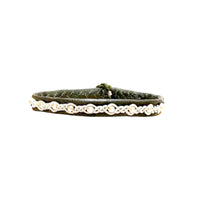 Elegant handgjort armband i renskinn med tenntråd och silverpärlor, som fångar känslan av midnattssolens skimrande ljus.
