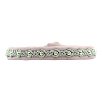 Elegant handgjort armband i renskinn med tenntråd och silverpärlor, som fångar känslan av midnattssolens skimrande ljus.