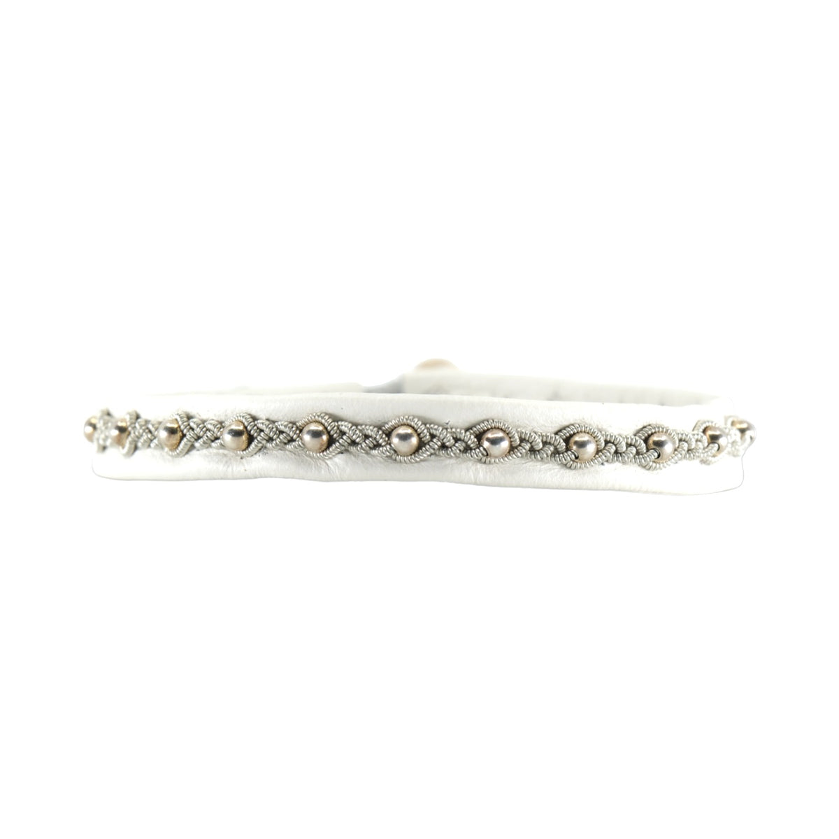 Elegant handgjort armband i renskinn med tenntråd och silverpärlor, som fångar känslan av midnattssolens skimrande ljus.
