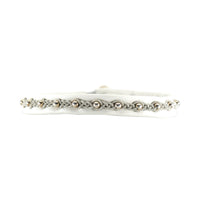 Elegant handgjort armband i renskinn med tenntråd och silverpärlor, som fångar känslan av midnattssolens skimrande ljus.
