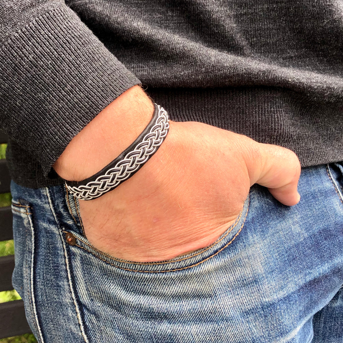 nord armband, nord smycke, tennarmband renskinn, lappland smycken, nordiskt armband, armband med renhornsknapp
