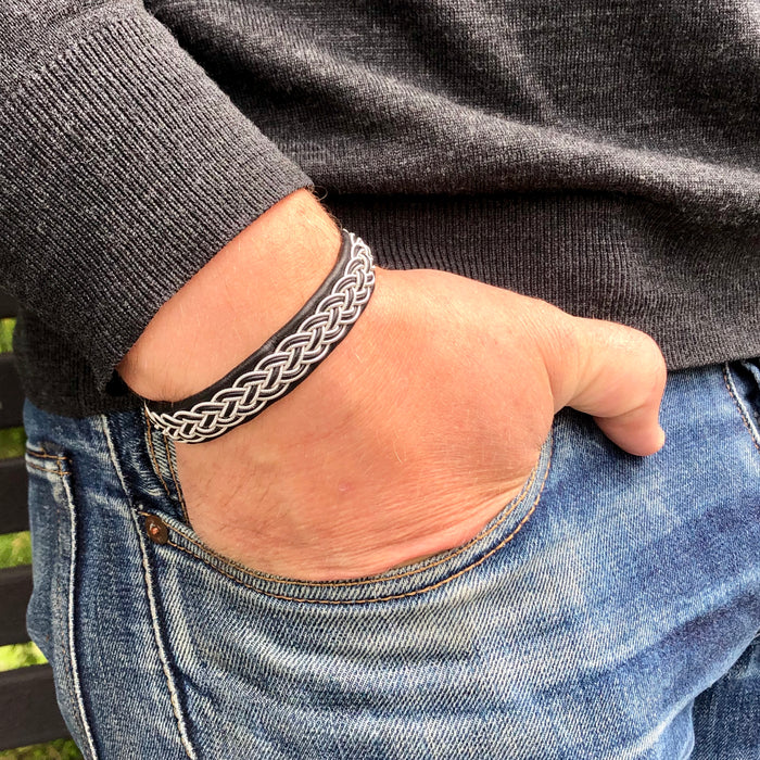 nord armband, nord smycke, tennarmband renskinn, lappland smycken, nordiskt armband, armband med renhornsknapp
