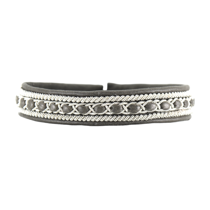 Handgjort tennarmband i renskinn med tenntrådsfläta och renhornsknapp, polar armband, polar smycke, tennarmband herr, tennarmband dam, nordisk design, lappland smycken, armband polar
