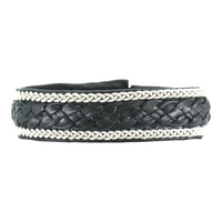 Handgjort armband i renskinn med tenntrådsfläta och renhornsknapp, inspirerat av tundrans öppna landskap och nordisk vildmark.
