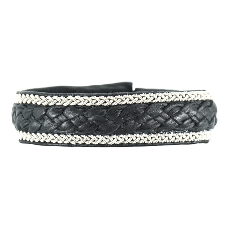Handgjort armband i renskinn med tenntrådsfläta och renhornsknapp, inspirerat av tundrans öppna landskap och nordisk vildmark.

