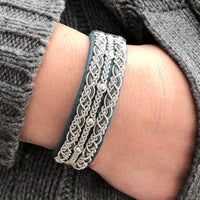 Handgjort armband Vájma i läder och tenntråd, inspirerat av samisk tradition och naturen i Lappland.