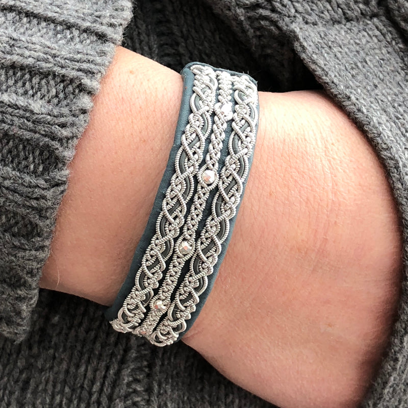 Handgjort armband Vájma i läder och tenntråd, inspirerat av samisk tradition och naturen i Lappland.