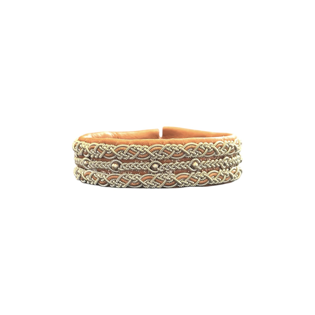 Handgjort armband Vájma i läder och tenntråd, inspirerat av samisk tradition och naturen i Lappland.