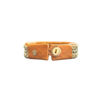 Handgjort armband Vájma i läder och tenntråd, inspirerat av samisk tradition och naturen i Lappland.