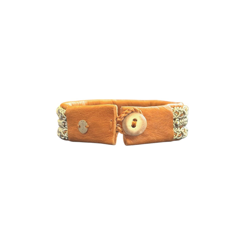 Handgjort armband Vájma i läder och tenntråd, inspirerat av samisk tradition och naturen i Lappland.