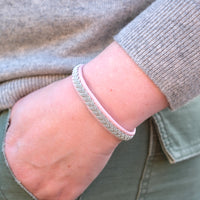 Traditionellt handgjort tennarmband i rosa