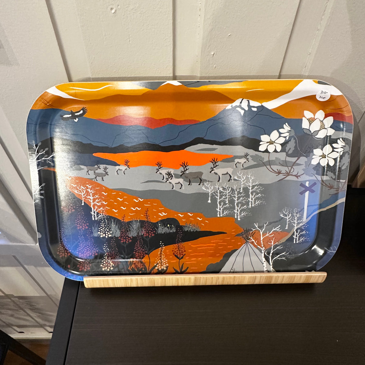 rektangulär bricka i oranga färger med fjäll och renar