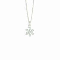 ett silverhalsband med en liten hängandes snöstjärna i silver med vit bakgrund