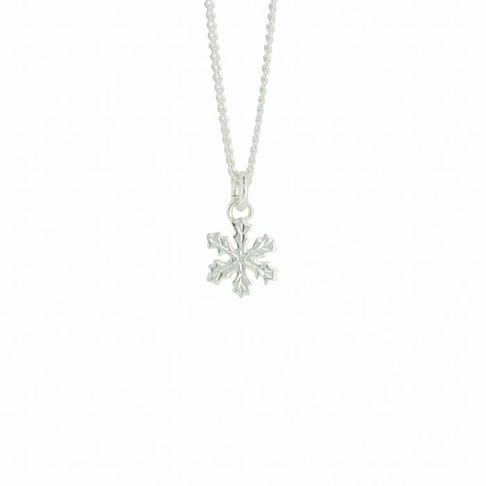 ett silverhalsband med en liten hängandes snöstjärna i silver med vit bakgrund