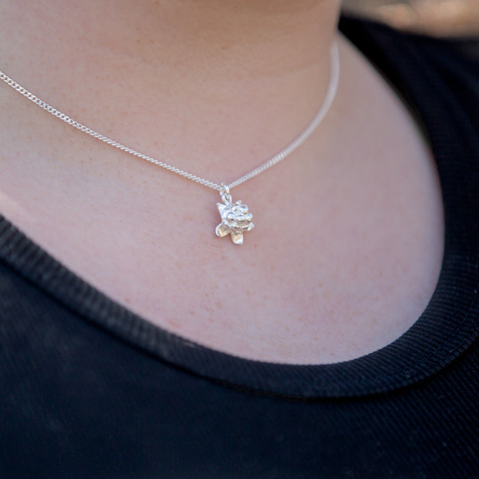 Hjortronsmycke av Jokkmokks Tenn. Silversmycken butik Arctic Collection