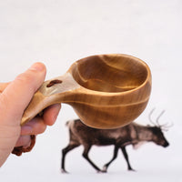 en kåsa av björk med renhorn