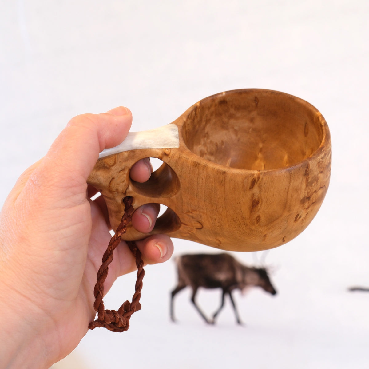 en handgjord kåsa av björkvril med lite renhorn på handtaget