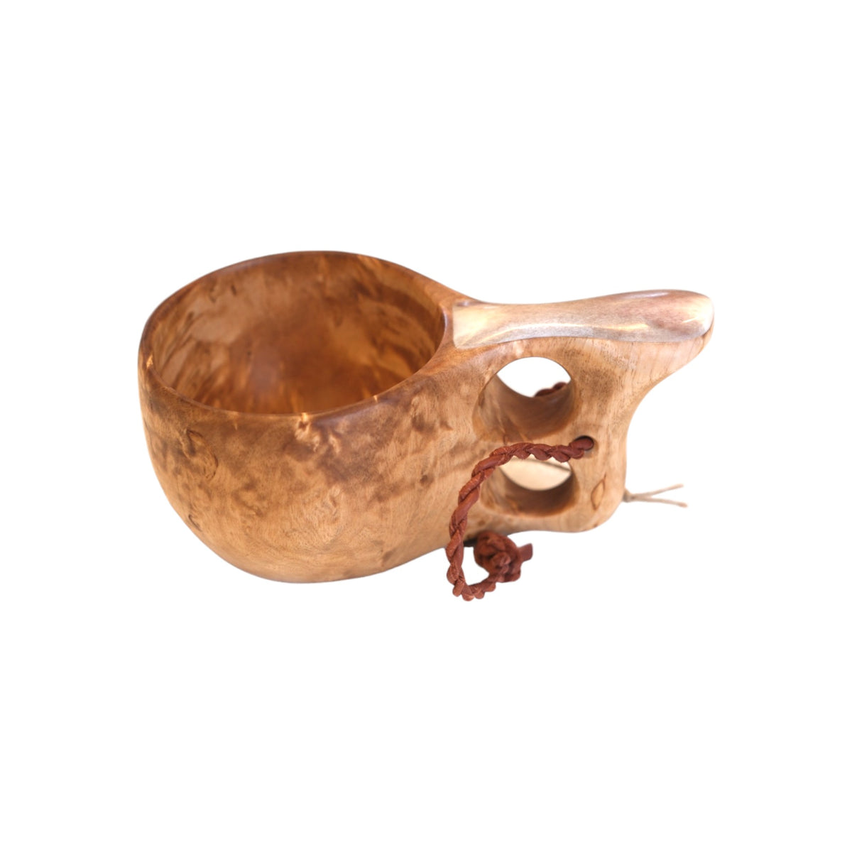 en handgjord kåsa av björkvril med renhorn på handtaget och två hål för fingrar