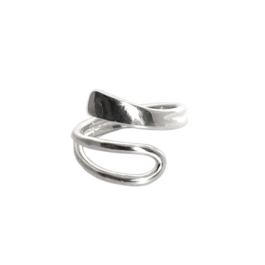 handgjord ring I silver som är justerbar
