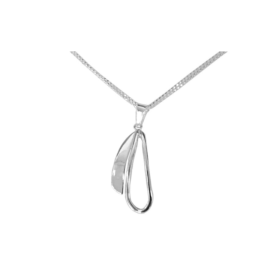 ett silverhalsband med silverkedja och ett hänge 