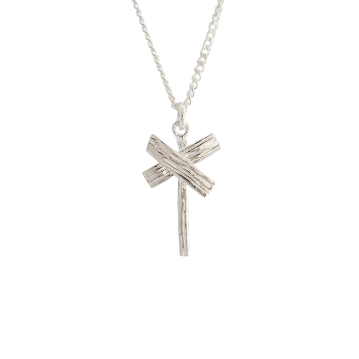 silverhalsband med ett hängandes litet ledkryss i silver