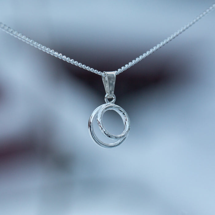 silverhalsband skåvva litet med två runda ringar