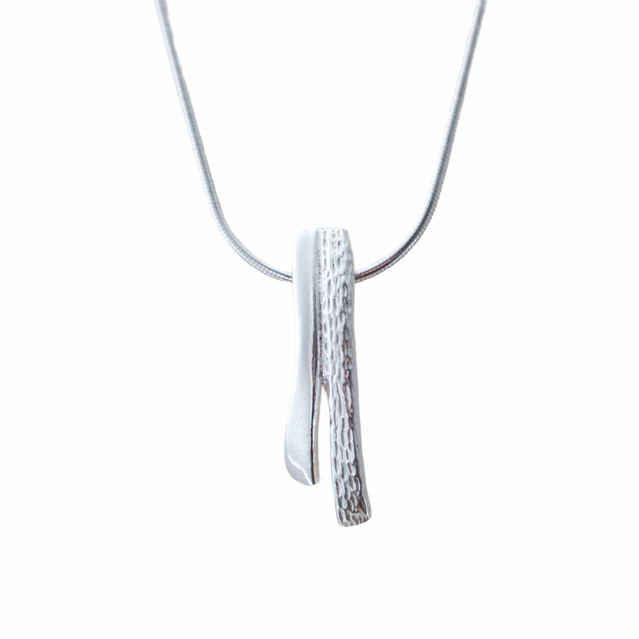 silverhalsband med silverkedja och ett hänge med två delar