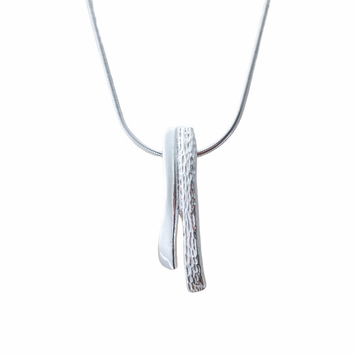 silverhalsband med silverkedja och ett hänge med två delar
