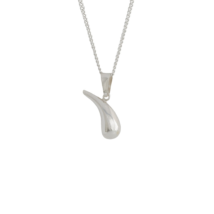 silverhalsband av en vattendroppe som heter Trollforsen med silverkedja, vit bakgrund
