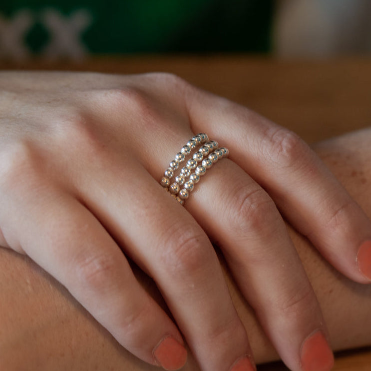 pärlälven silverring som är justerbar, sittandes på ett långfinger
