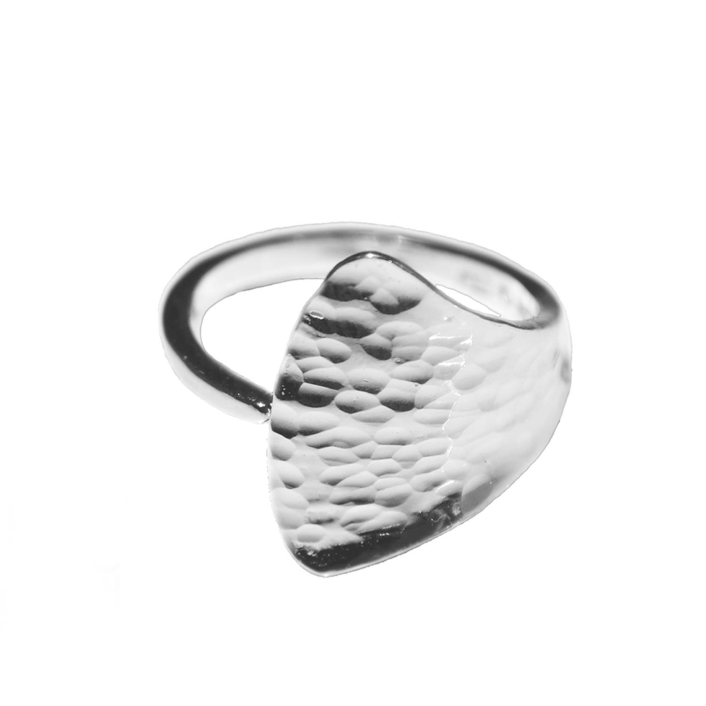 tillplattad silverring som är justerbar